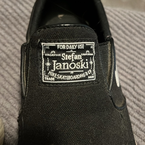 Youth 6 or Women’s 7.5 Nike Skater Shoes - Picture 2 of 5